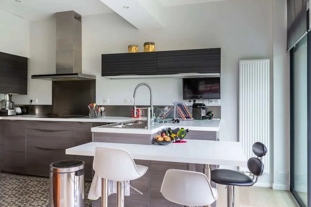 Bright 3BR Apartment With Garden in Gambetta