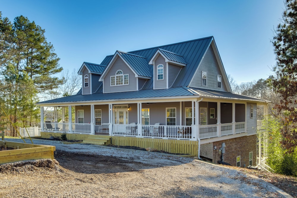 On-site Lake Access: Serene Waterloo Getaway