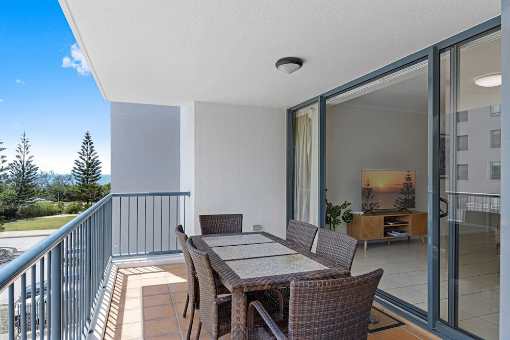 Beachside 2-bed With Pools, Gym, BBQ and Parking