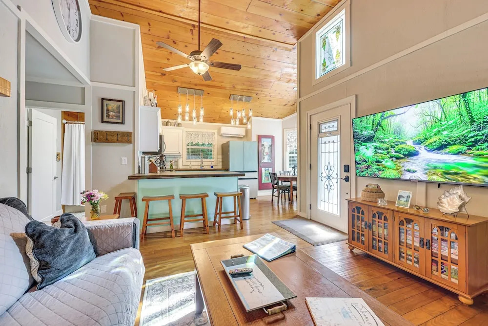 Hot Tub, Fire Pit: Family-friendly Murphy Home