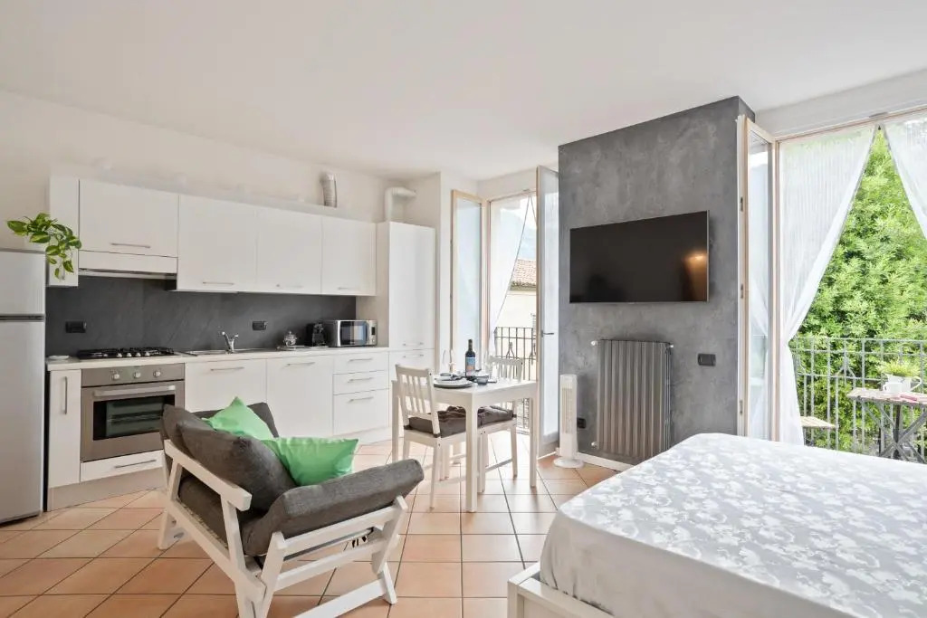 Guesthost - Ossuccio Apt with Ac, Balcony & Parking! (Adults Only)
