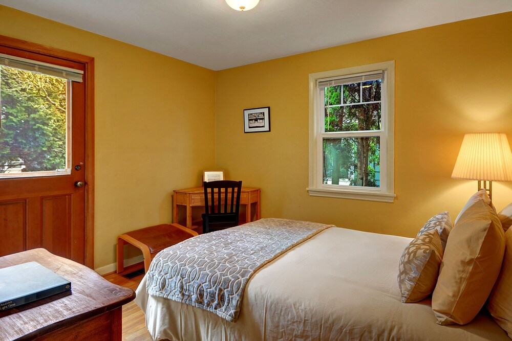 Husky Hideaway - Two Bedroom Home with Fireplace