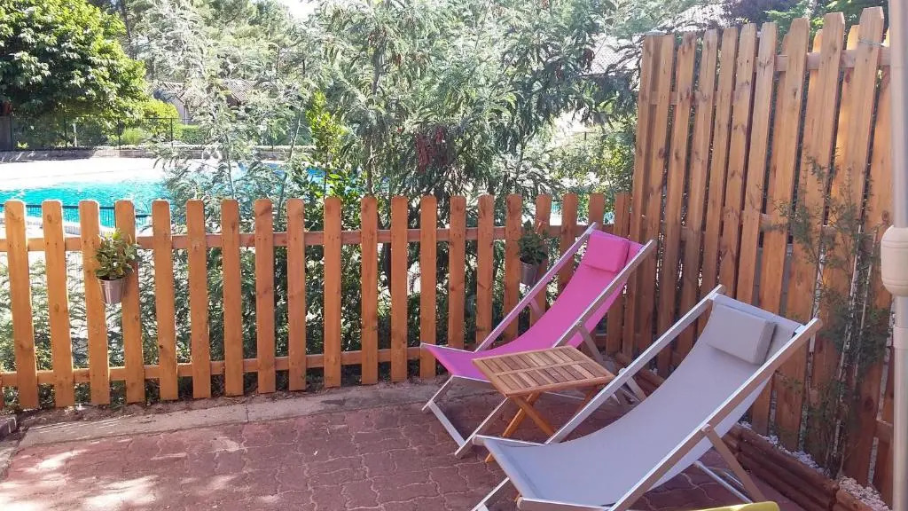 Très joli pavillon dans res avec piscine - 243631
