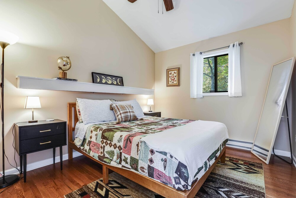 Hot Tub, Fire Pit & Barrel Sauna: Poconos Abode