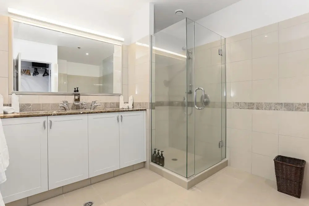 Light and spacious w incredible harbour views