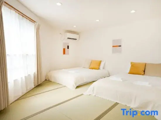 Starry Inn | 6 minutes to USJ by tram | Direct tram to Namba, Dotonbori, and Shinsaibashi