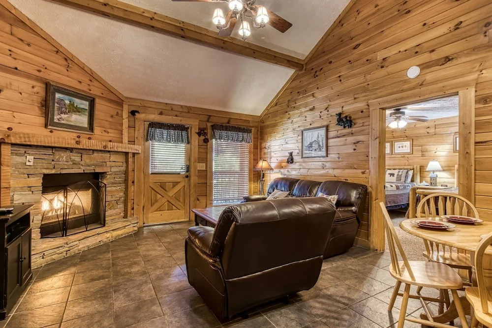 ER301 - Eagles Hideaway - Great Location! Close To All The Action! cabin