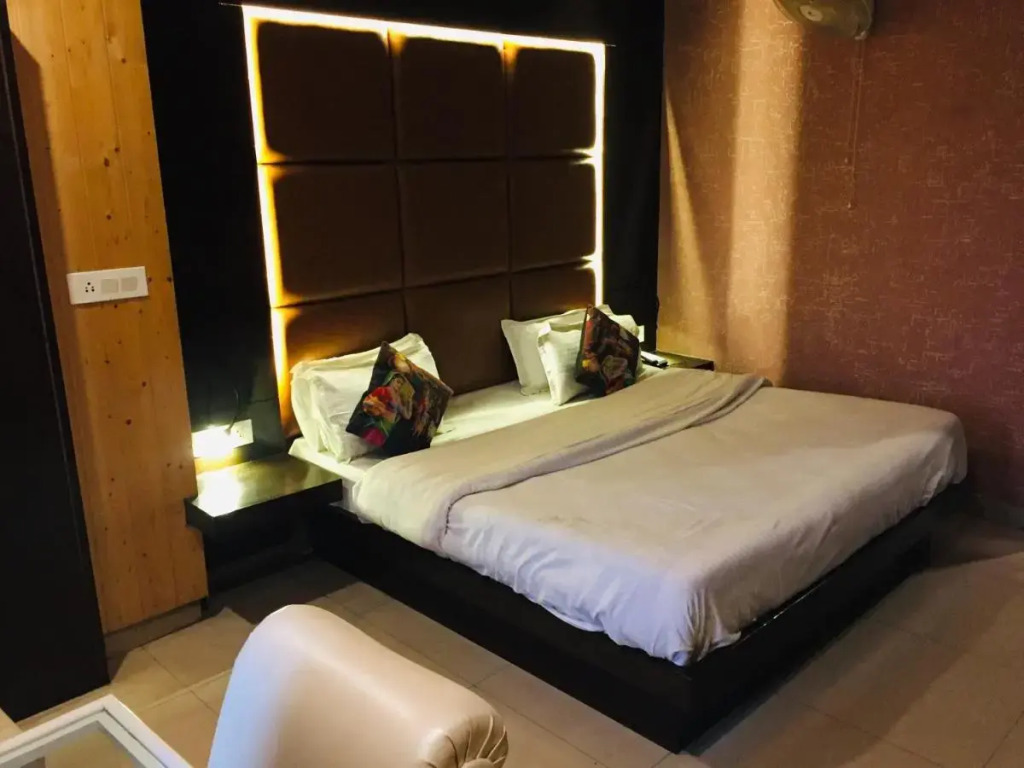 Hotel Atithi, Near Yes Bank, Mall Road, Mussoorie