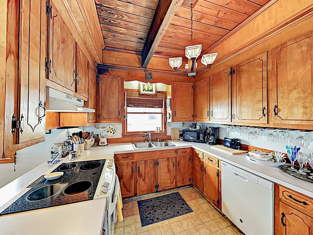 Beachfront Getaway W/ Huge Deck, Classic Interiors Home