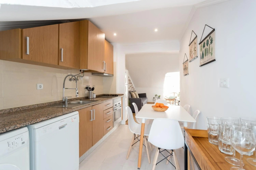 Rato Cozy 3BR w/balcony - by LU Holidays