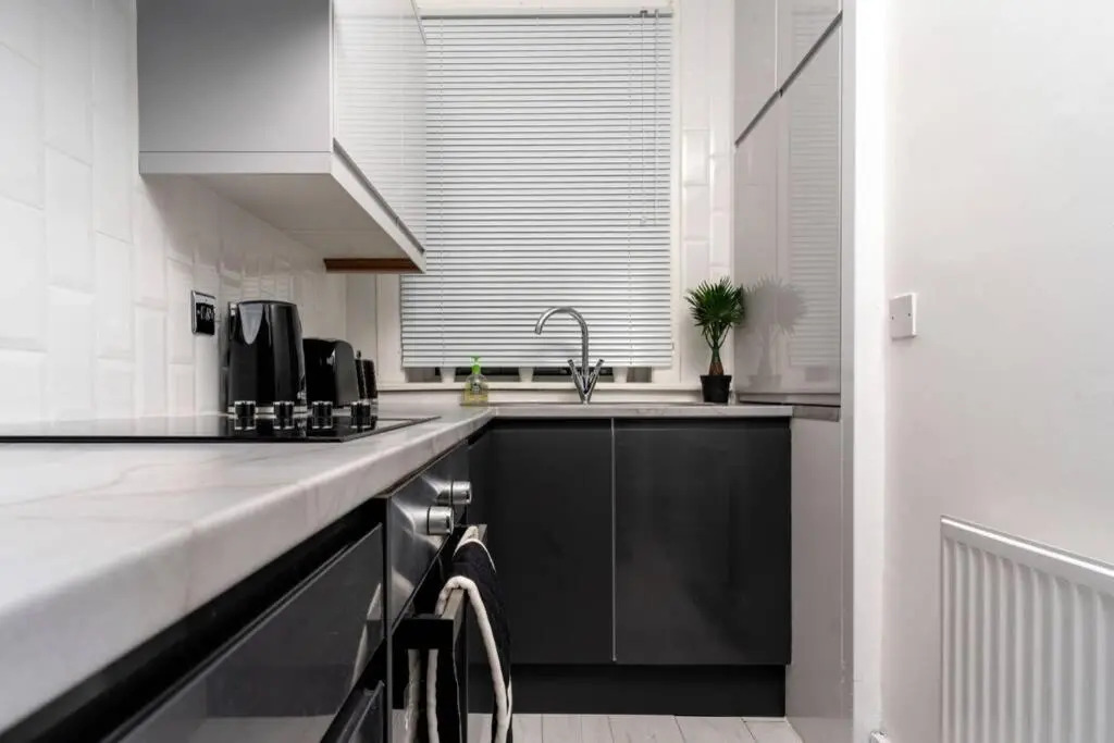 2 Bed Apartment, QE Hospital, Free Parking ,Netflix, Sleeps 4 Comfortable, 1 Double Bed x 2 Single Beds