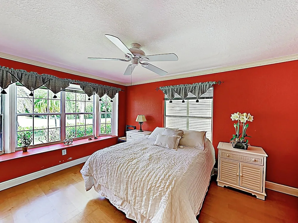 Riverfront Paradise W/ Caged Pool, Hot Tub & Dock 3 Bedroom Home