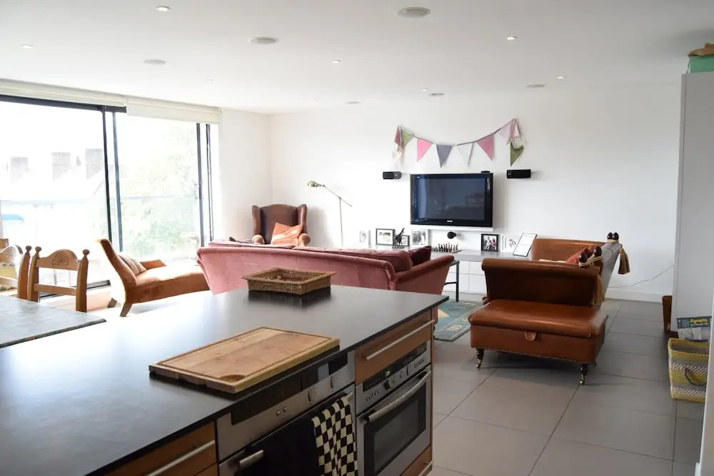 2 Bedroom Kennington Apartment With Balcony