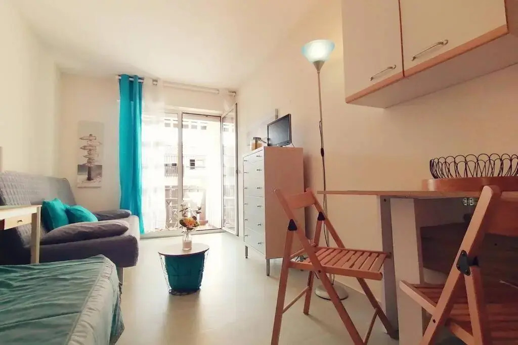 agréable studio avec terrasse à150m de la plage