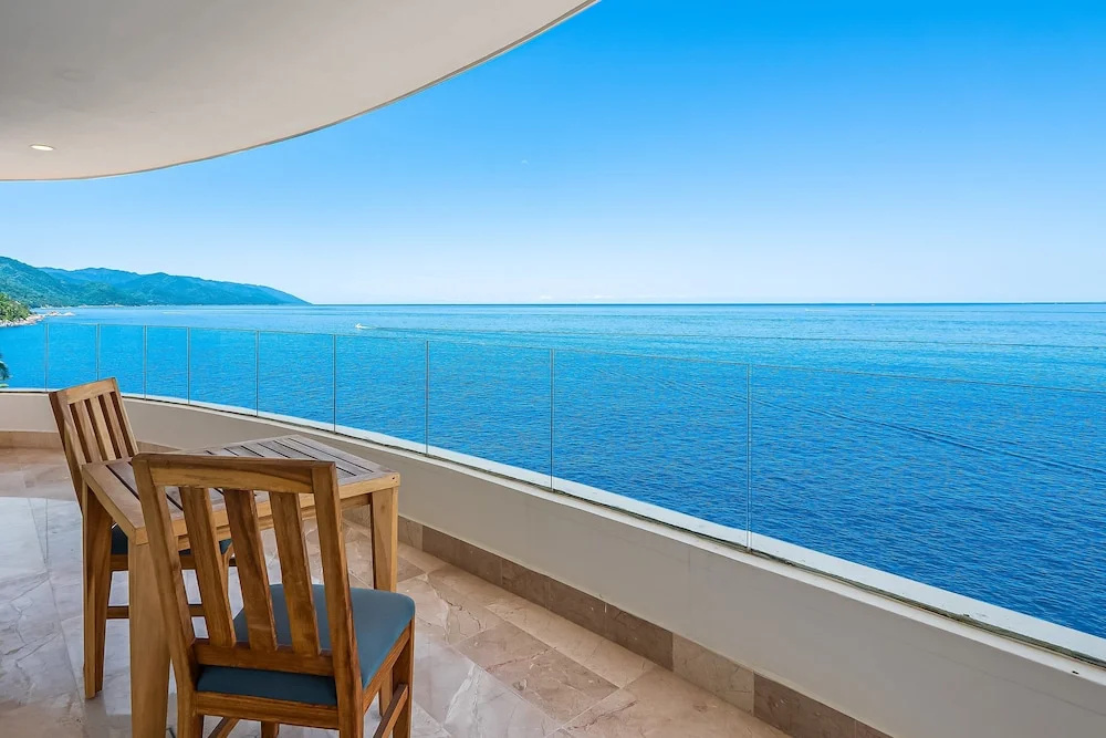 Luxurious 6th-floor Condo With Pool, Oceanfront Balcony & Water View