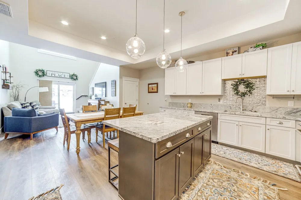 Hike, Fish & Ski! Bright Swan Valley Townhome