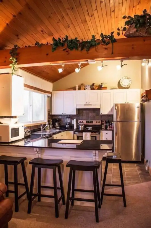 7 Bed Blue Mountain Chalet with Hot Tub 35R