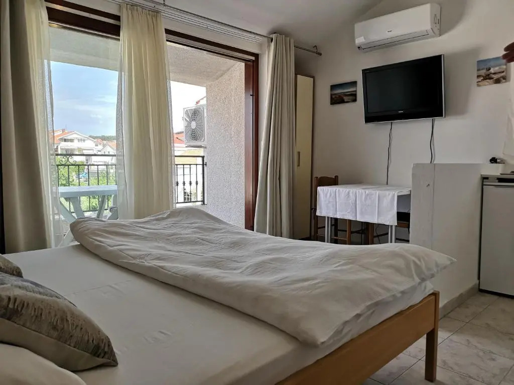 Rooms & Apartment Hegic with parking