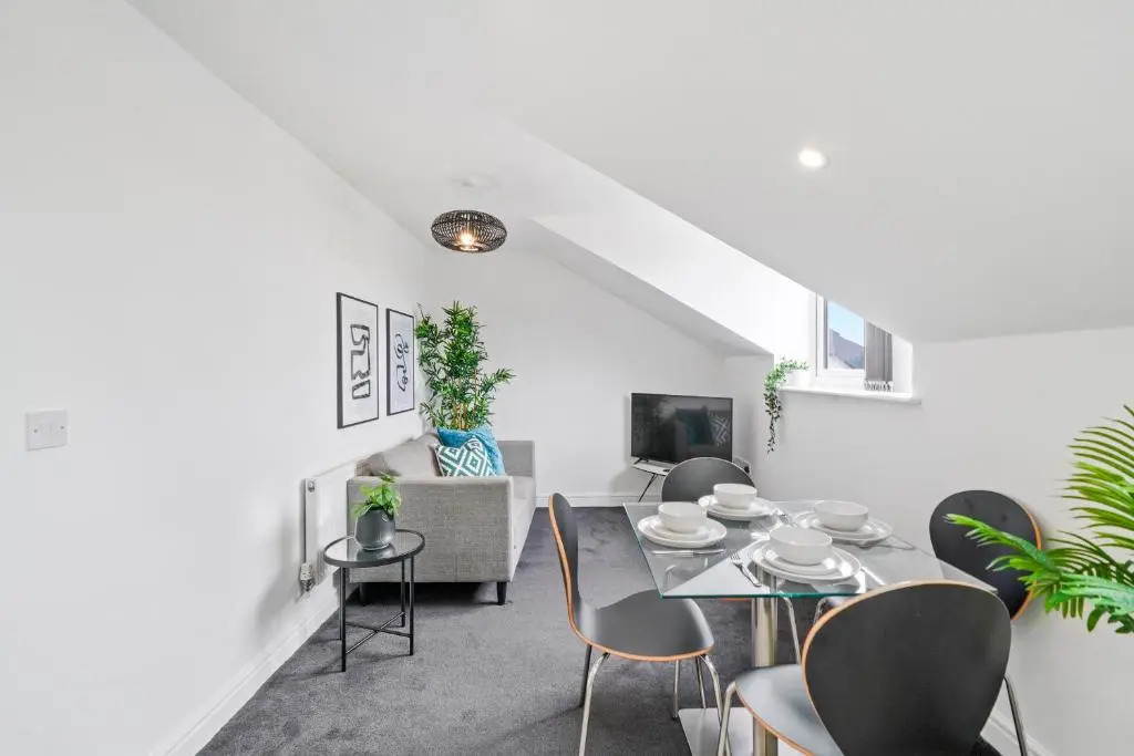 NEW 5 Sarah House by Truestays - 2 Bedroom Apartment - FREE Wifi & Parking