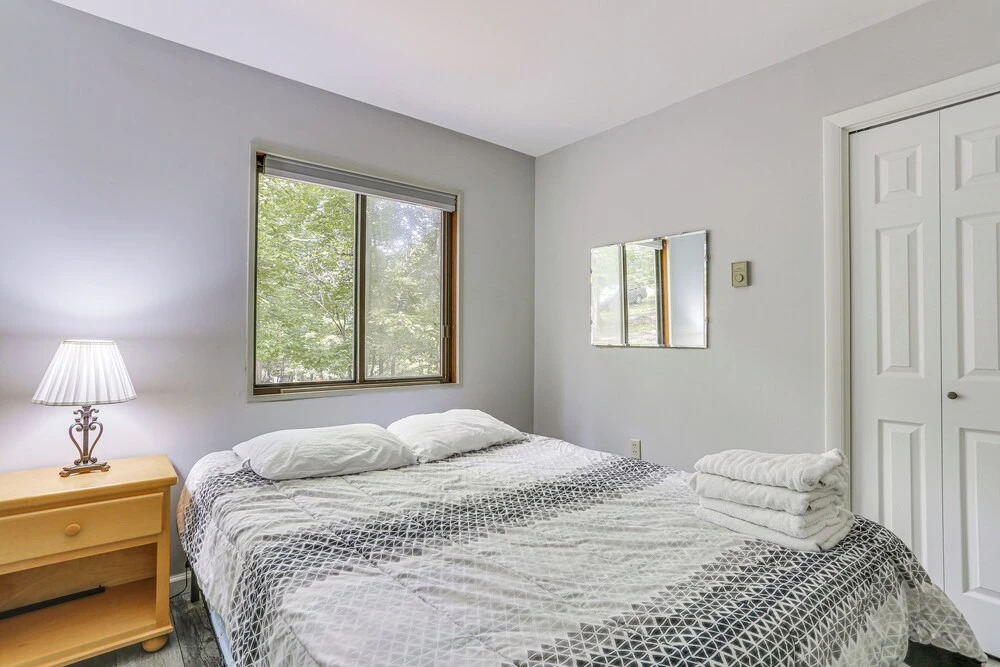 Screened Porch & Deck: Pet-friendly Poconos Escape