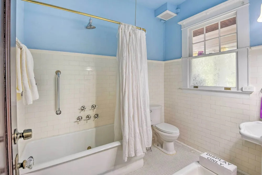 Historic Crescent City Studio - Lakefront w/ Dock!