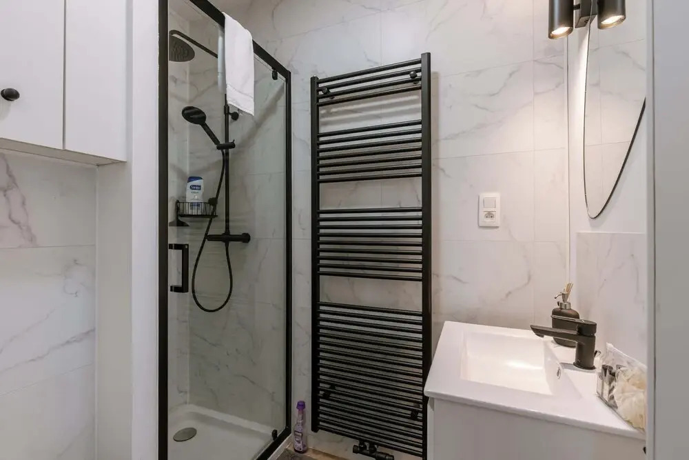 Modern Apartment With Balcony Near City Center