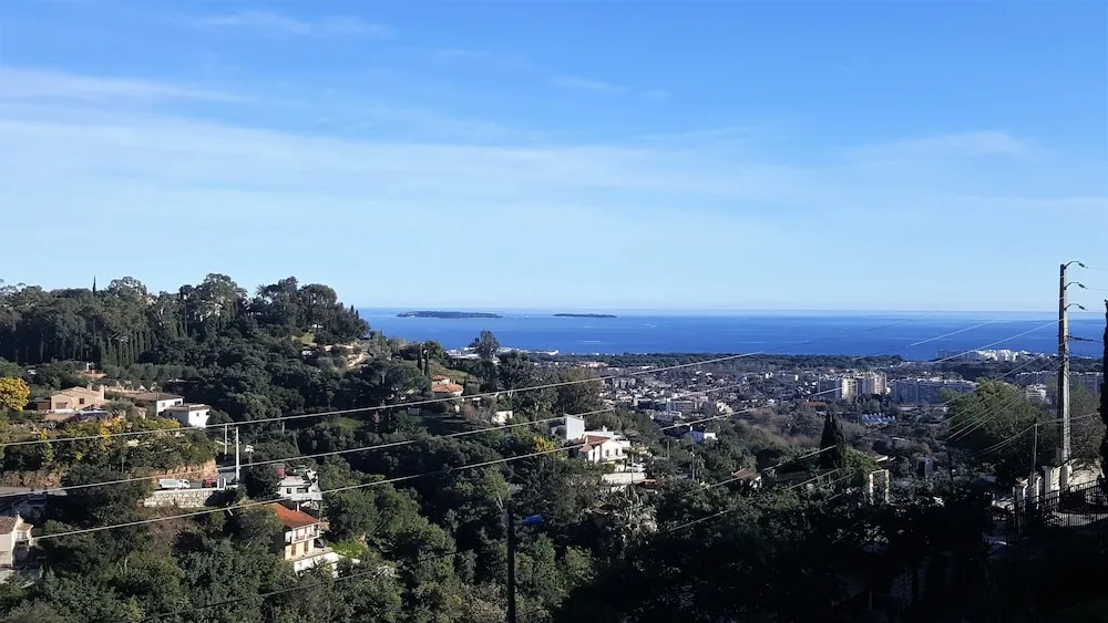 Maison vue panoramique et piscine