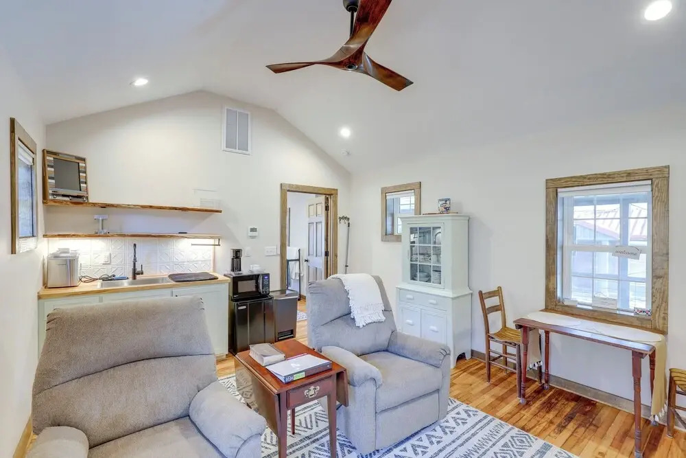 2 Blocks to Appalachian Trail! Couple's Retreat