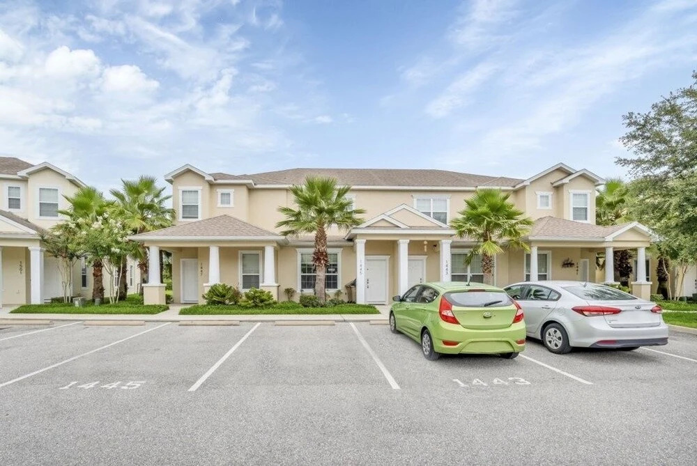 3 Bed Town Home With Splash Pool! 3 Bedroom Townhouse by RedAwning
