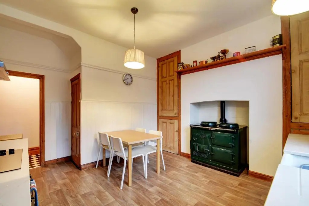 Spacious Victorian Townhouse near HCC with off street parking