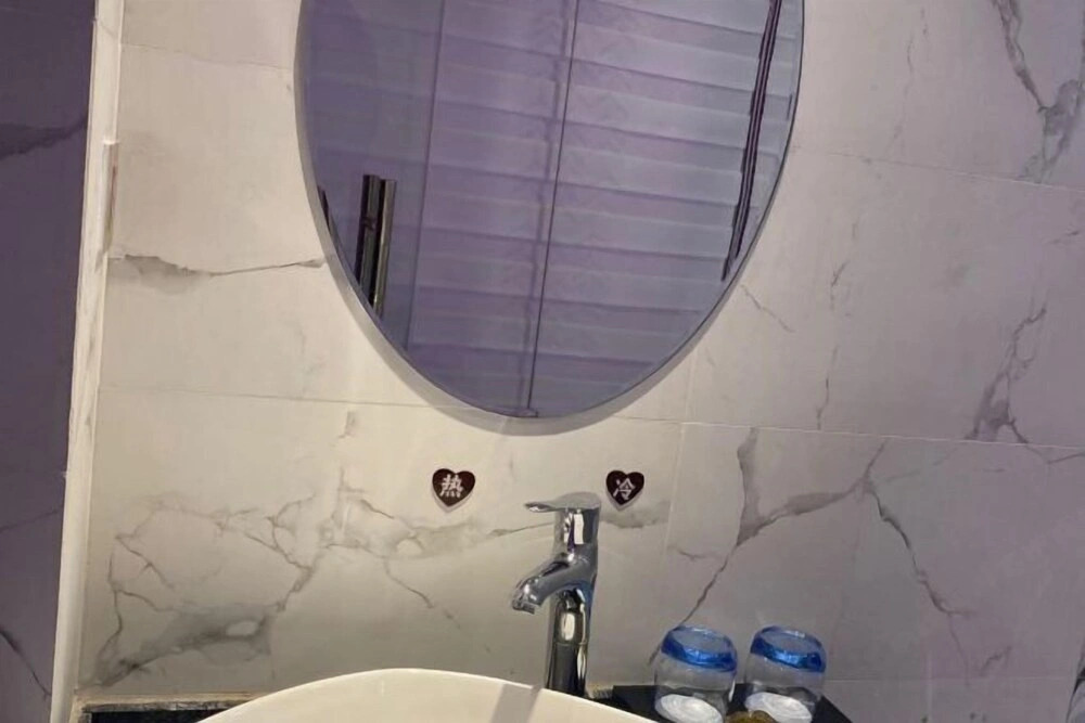 8cm Art Hotel