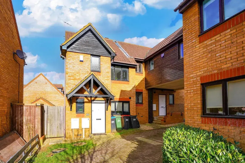 3 Bed House - Sleeps 7 - Garden - Parking - Wifi