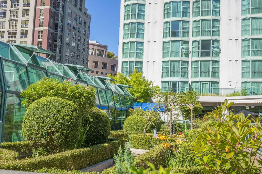 Rosedale on Robson Suite Hotel