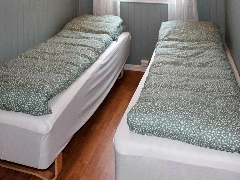 6 person holiday home in AVERØY