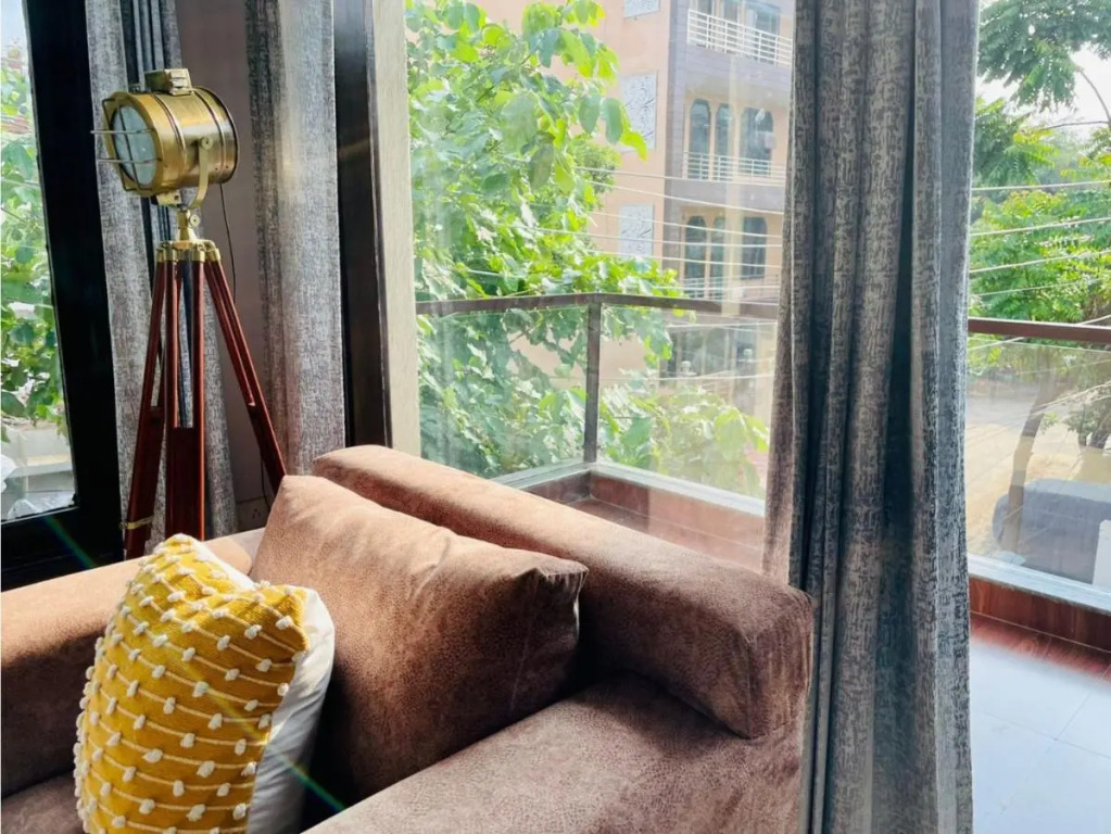 Bluo 3Bhk - Dlf Galleria - Bathtub, Balcony