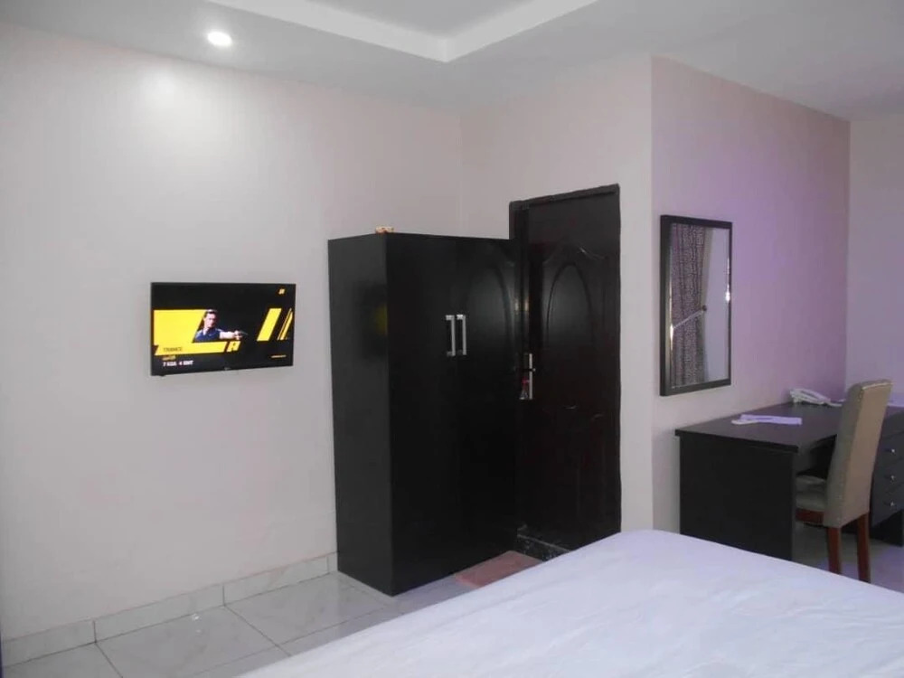 Exquisite Homes2 Hotel & Lounge