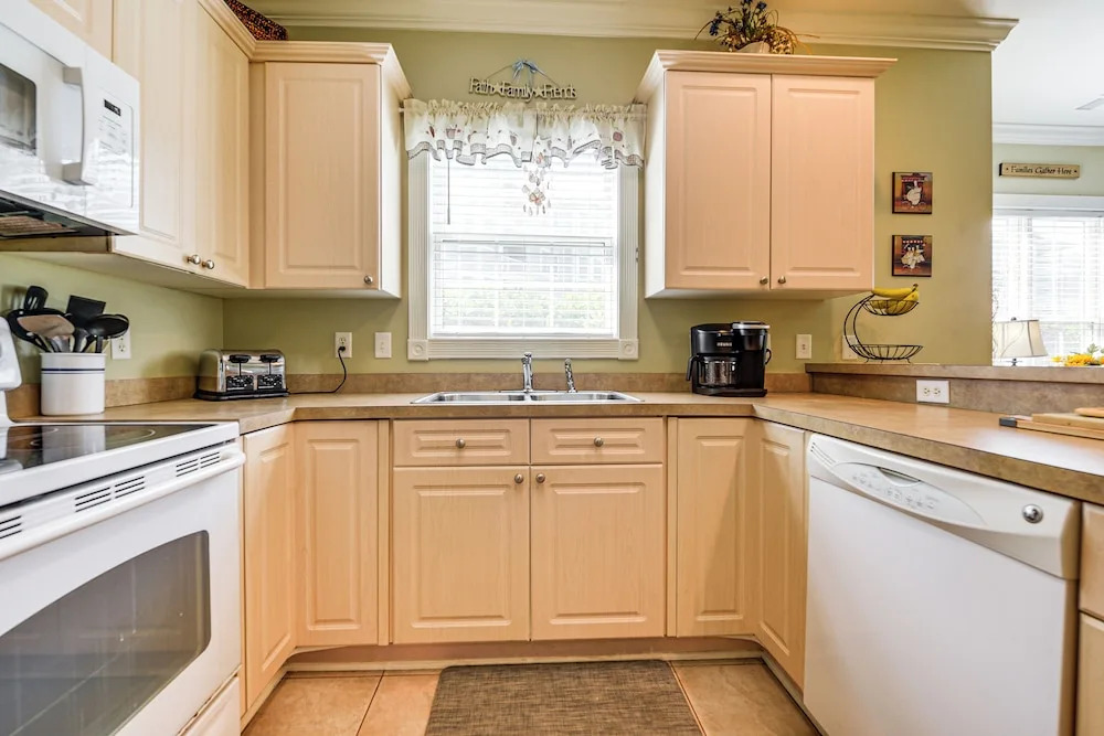 1st-floor Condo in Myrtle Beach ~ 2 Mi to Ocean!
