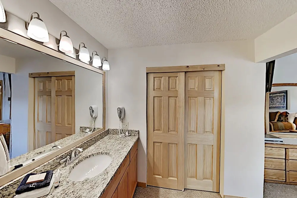Breckenridge W/ Pool, Hot Tub & Slope Views 2 Bedroom Condo