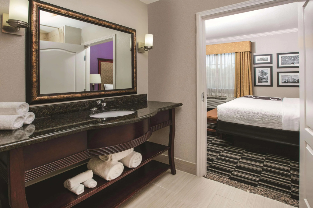 La Quinta Inn & Suites by Wyndham Dallas South-DeSoto