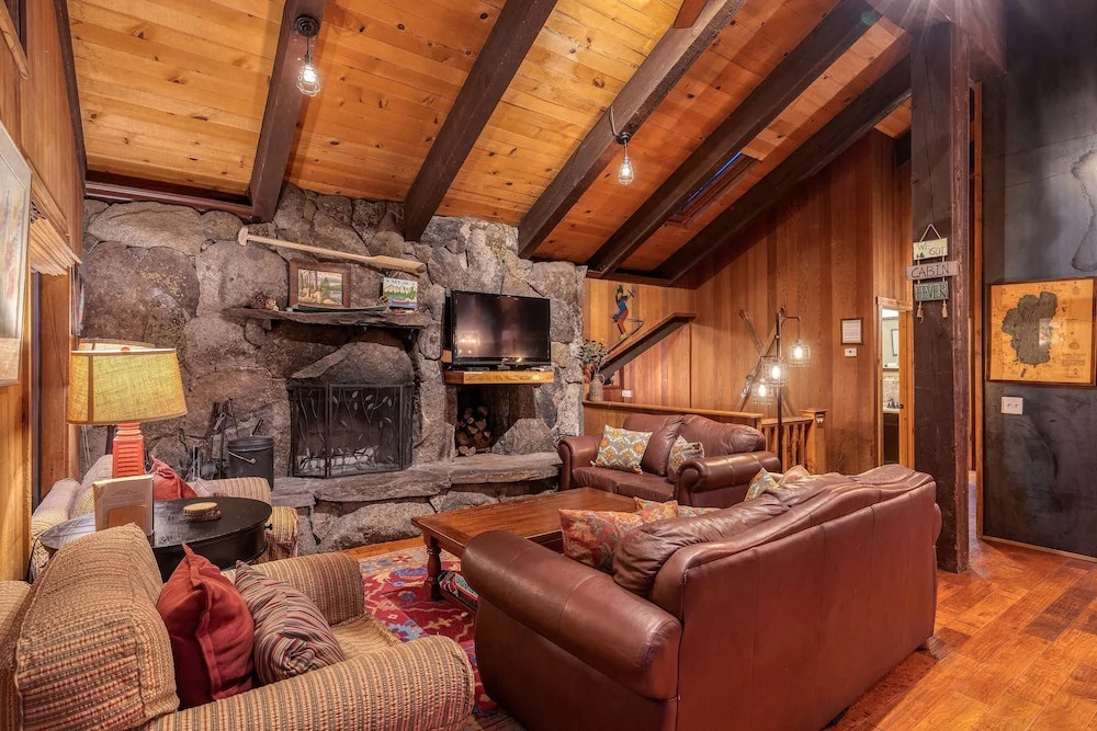 5BR 4BA Lake View Cabin by RedAwning