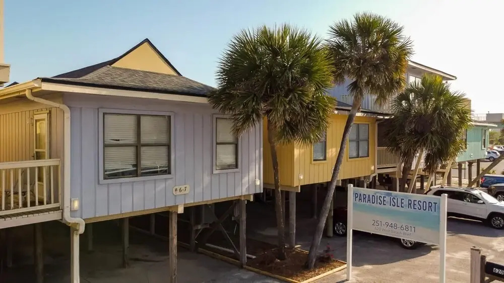 Adorable Condo Directly Across the Street From Beach With Pool and hot tub