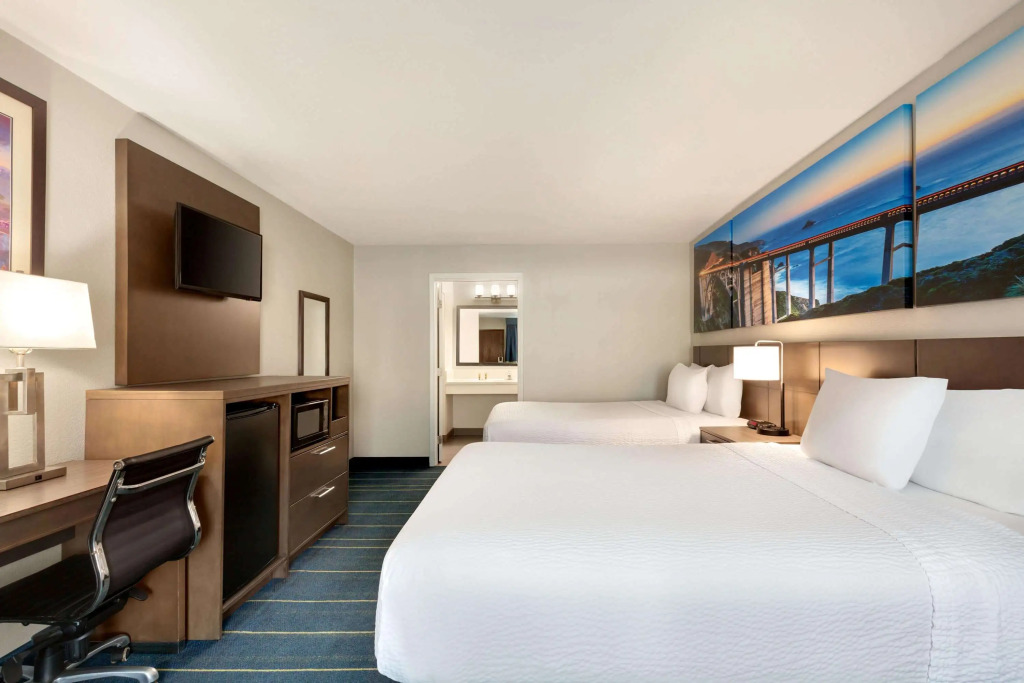 Days Inn & Suites by Wyndham Anaheim At Disneyland Park