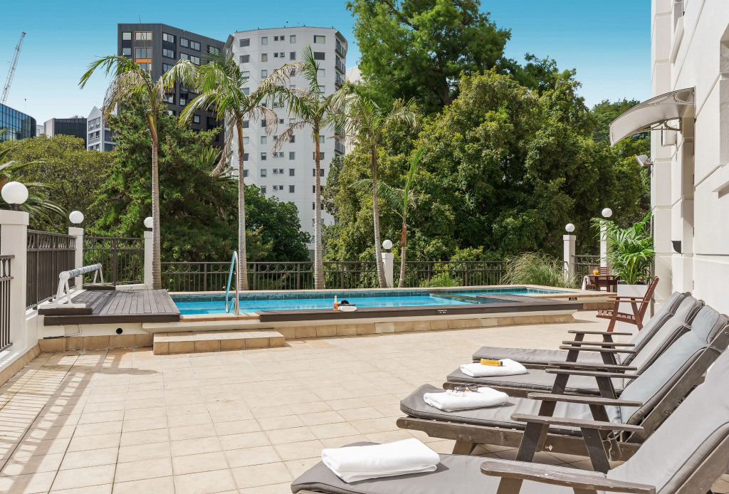 Parkside Hotel & Apartments