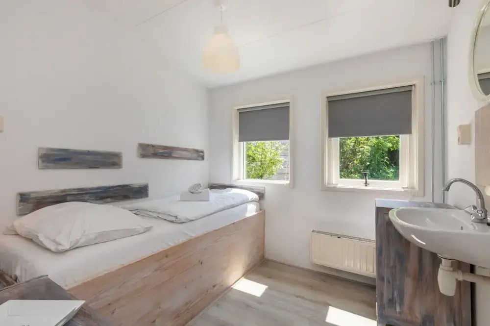 Cozy Holiday Home 3 Minutes From the Beach!