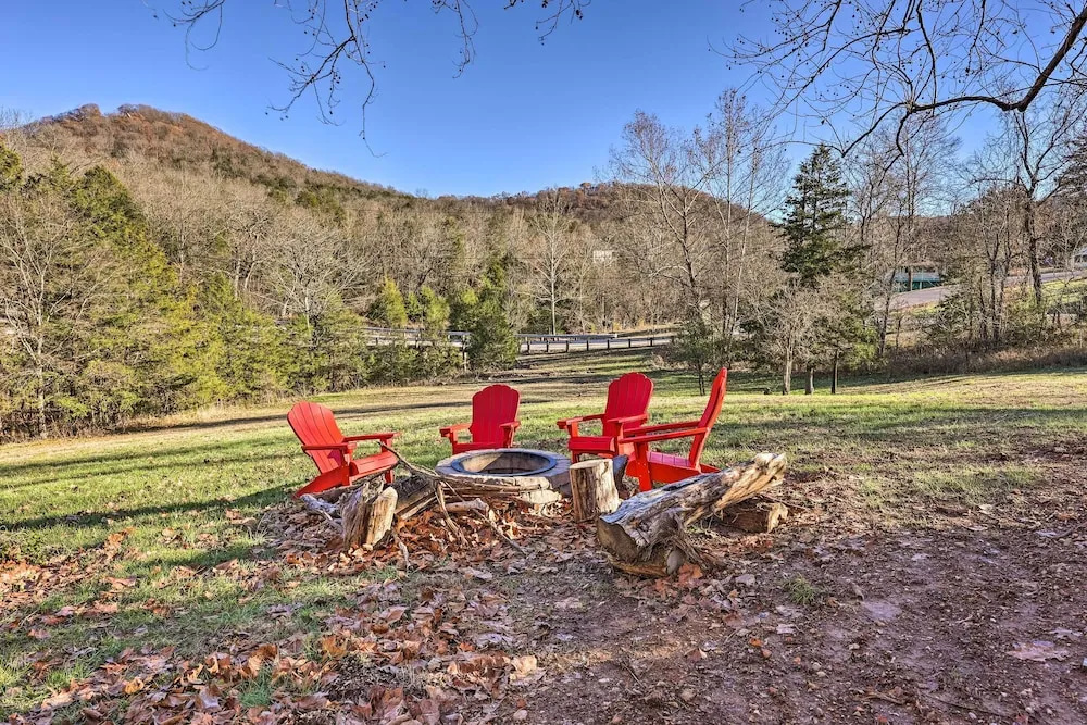 Holiday Island Home: Hot Tub & Wood Stove
