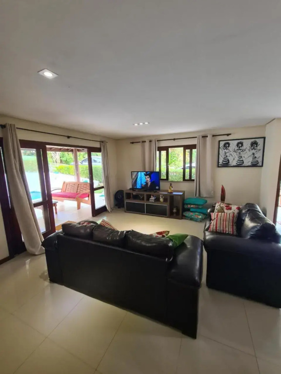 Casa 4/4 agradável com piscina e churrasqueira