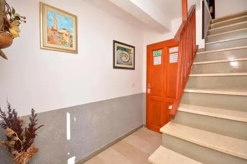 Apartments & Rooms As