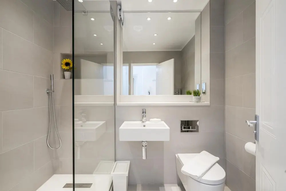 Sunny 2BR apt in the heart of Vauxhall, by subway