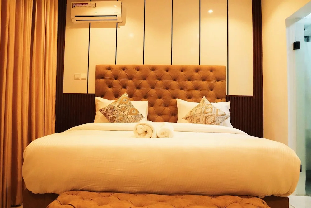 Adeloo Suites