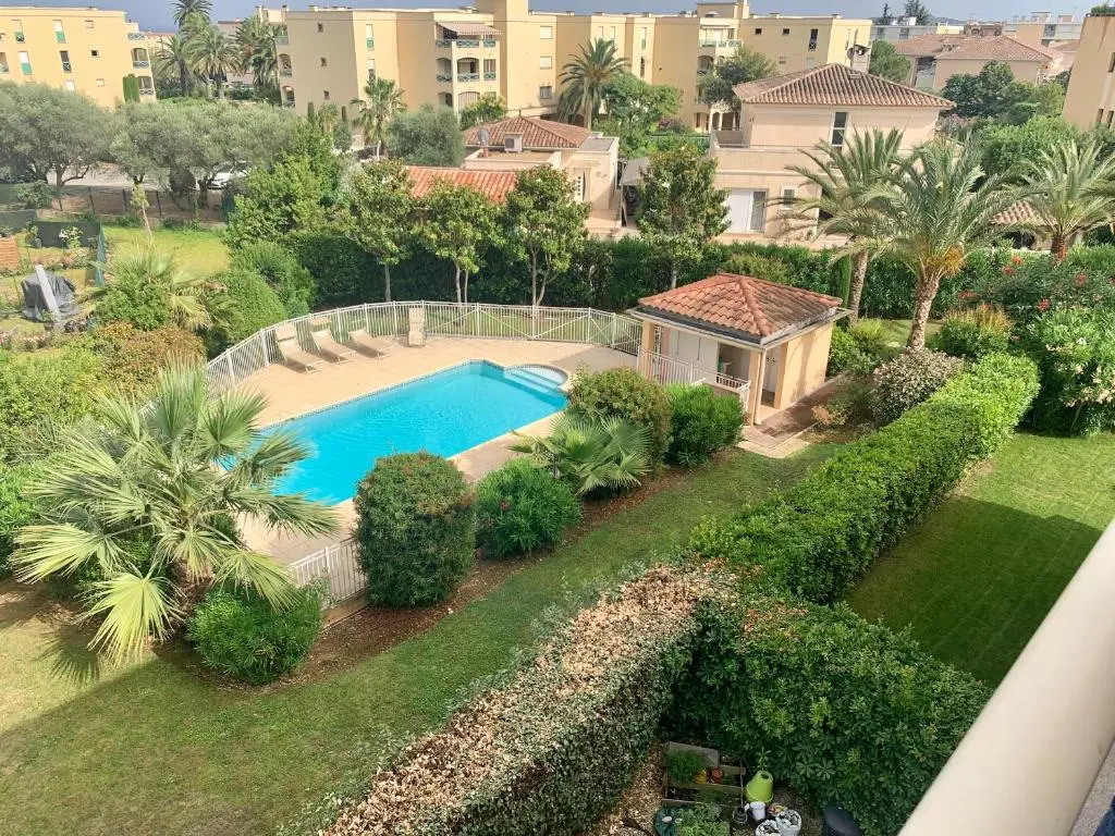 Joli 2p dans résidence calme et securisée avec piscine